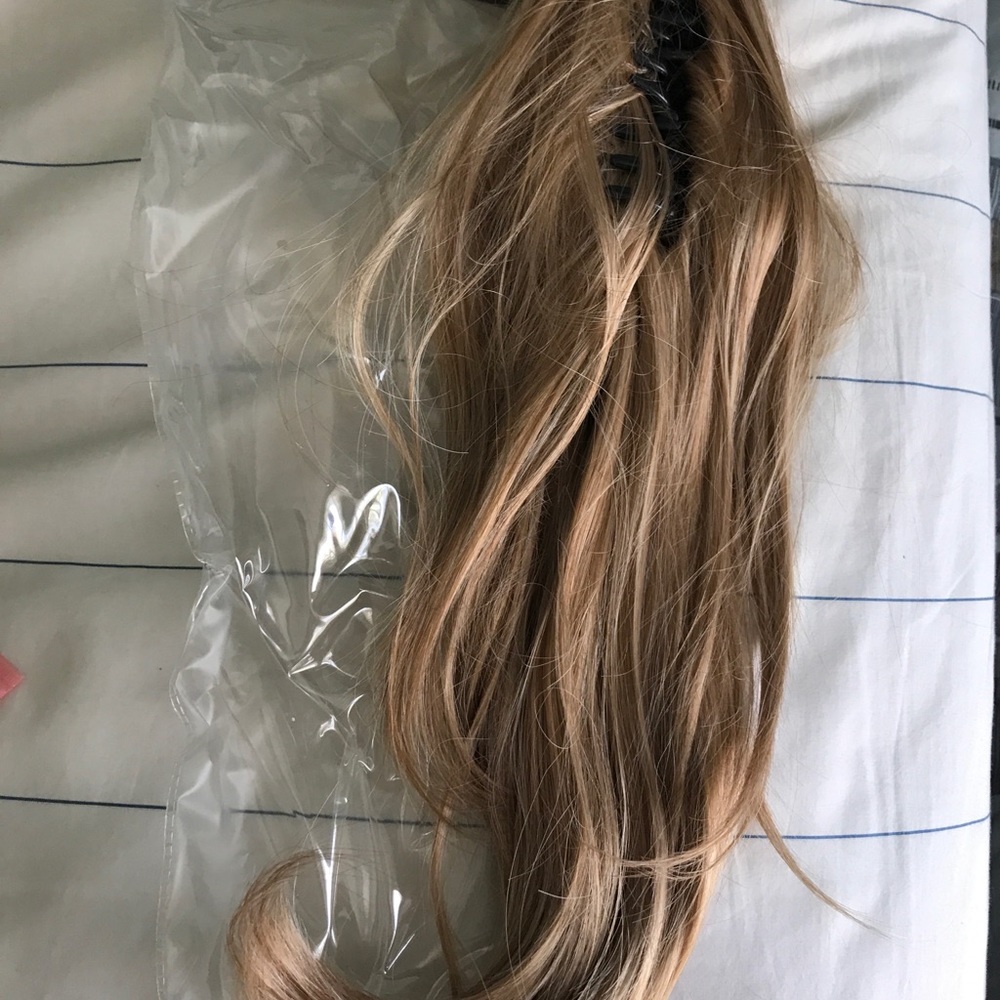 Jaw clip blonde fake hair